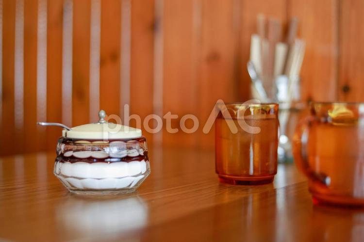 カフェで出されたお水とテーブル上の砂糖 カフェ,cafe,おしゃれの写真素材