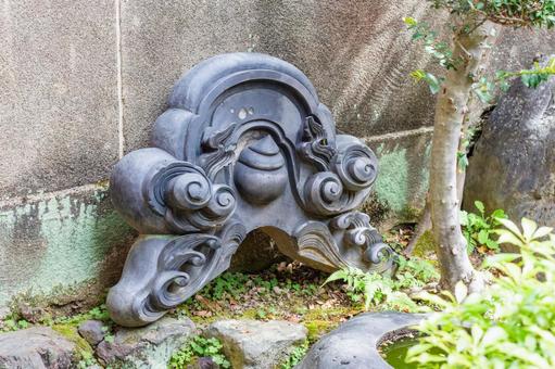 庭に置かれた日本の屋根瓦 庭に置かれた日本の屋根瓦 日本庭園,庭,瓦の写真素材