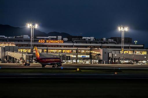 陽が沈んでもフライトは続く 陽が沈んでもフライトは続く 飛行機,航空機,旅客機の写真素材