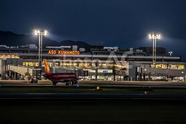 陽が沈んでもフライトは続く 飛行機,航空機,旅客機の写真素材