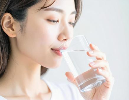 水分補給する女性の写真