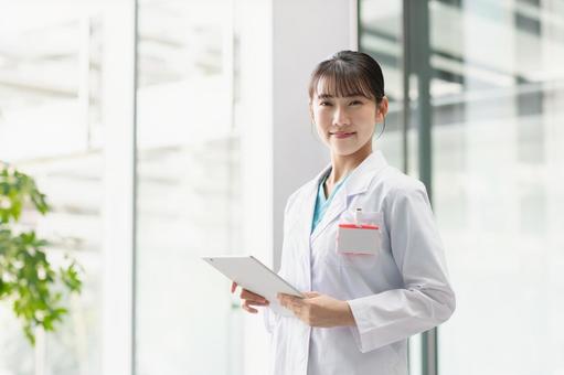 病院で働く若い女性医師 医師,女性,タブレットの写真素材