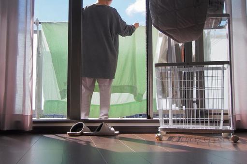 今日はお天気が良いので早く乾きますね 洗濯日和,洗濯かご,かごの写真素材