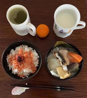 ご飯に鮭フレークとかつお梅などの朝食 ご飯に鮭フレークとかつお梅などの朝食 朝食,ご飯,鮭フレークの写真素材