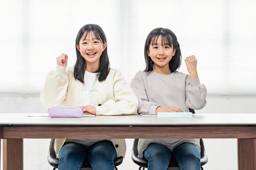 勉強をする女の子 勉強をする女の子 勉強,学習,生徒の写真素材