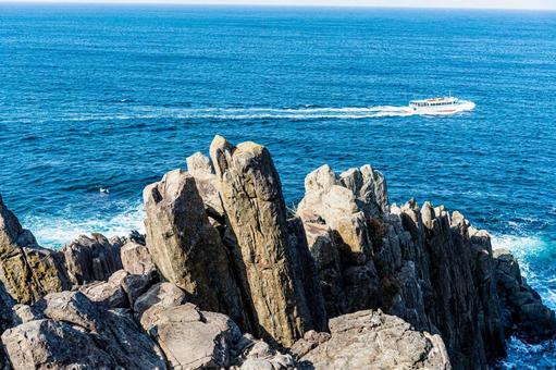 東尋坊 日本海にそびえる断崖と荒波の絶景 東尋坊 日本海にそびえる断崖と荒波の絶景 東尋坊,海,崖の写真素材