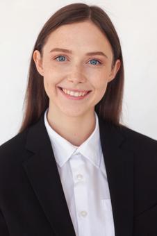 カメラ目線でにっこり笑う女性 女性,外国人,にっこりの写真素材