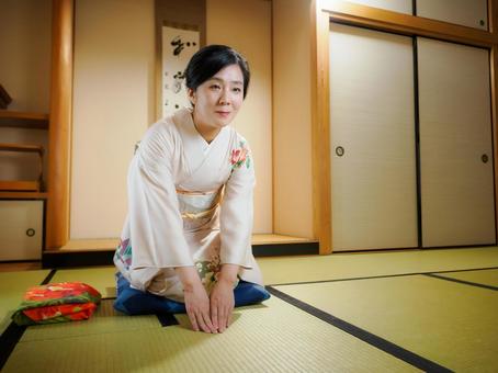 33:和服でお辞儀している女性 33:和服でお辞儀している女性 着物,お辞儀,お中元の写真素材