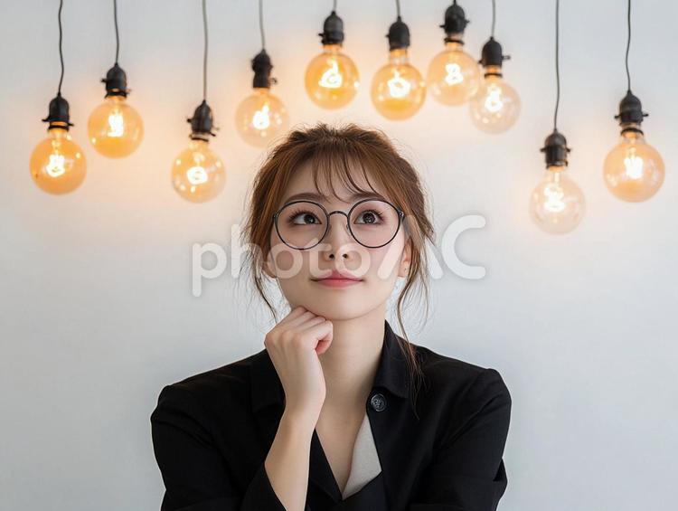 アイディアをひらめいた女性社員のイメージ 女性,アイディア,ひらめきの写真素材
