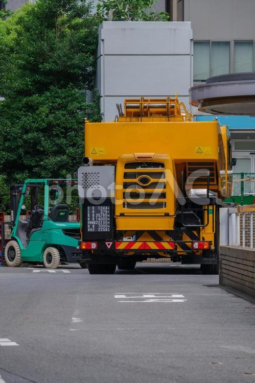 黄色の作業車と緑の小さなフォークリフト フォークリフト,クレーン,クレーン車の写真素材