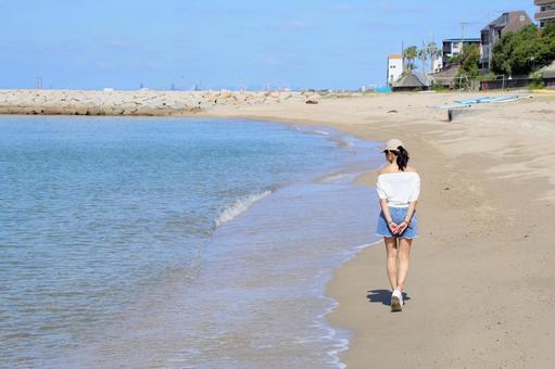 波打ち際を歩く女性 波打ち際を歩く女性 女性,海,夏の写真素材