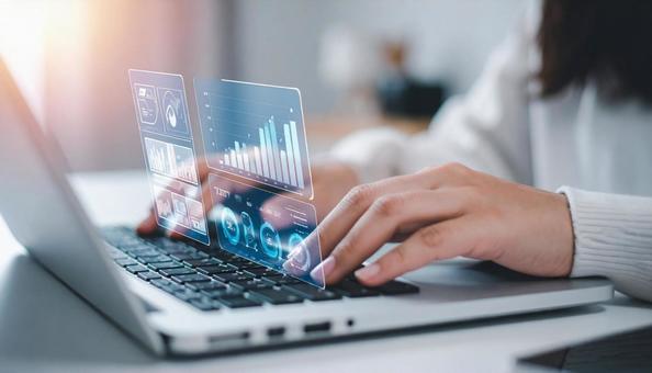 ホログラムとPC作業をする手元の写真