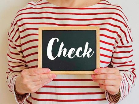 checkと書かれた黒板を持った女性 checkと書かれた黒板を持った女性の写真