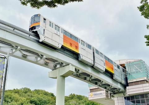 駅を出発する多摩モノレール 駅を出発する多摩モノレールの写真