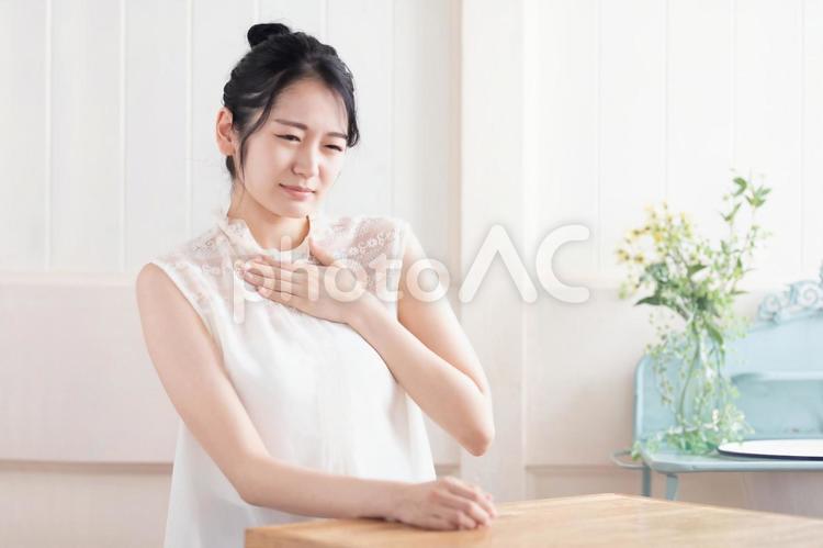 のど・胸に異変を感じる女性 胸痛,胸,のどの写真素材