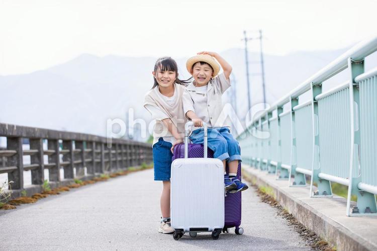 スーツケースをひく男の子　travel スーツケース,キャリーケース,バックの写真素材