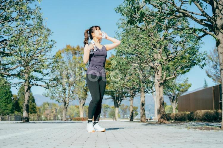 運動中に汗を拭く女性 汗,発汗,体温調節の写真素材