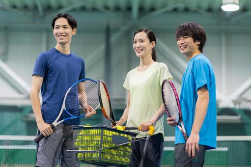 スポーツジムでテニスをする若い男女 テニス,テニススクール,スポーツジムの写真素材