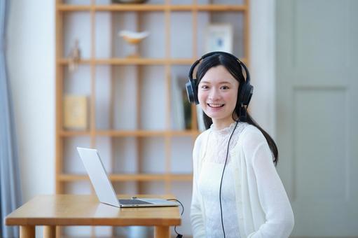 笑顔で振り向きカメラ目線の女性 女性,ノートパソコン,笑顔の写真素材