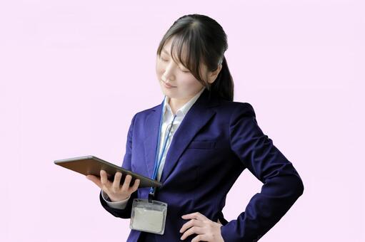 タブレットを持った女性 スーツ,社員,仕事の写真素材