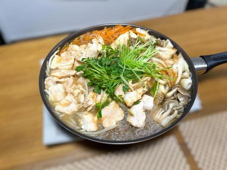 フライパン鍋(具沢山) フライパン鍋(具沢山) 鍋,食べ物,食卓の写真素材