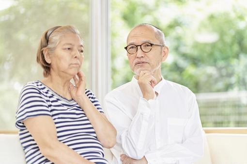 Elderly couple worried about old age, пожилые люди, муж и жена, пенсионный возраст, JPG