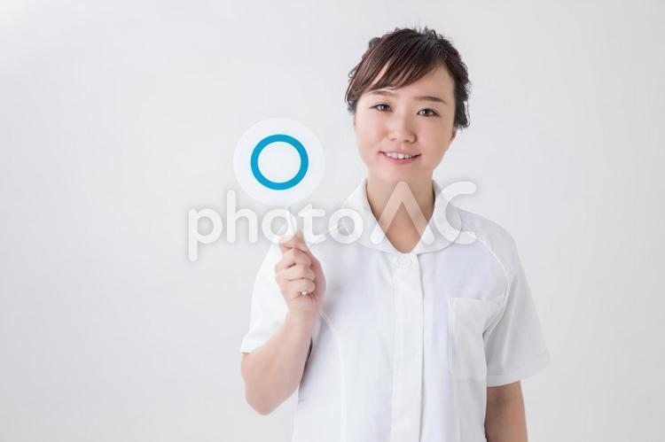 マルを持つ白衣の女性 マル,女性,丸の写真素材