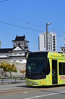 富山城と路面電車 城,青空,天守閣の写真素材