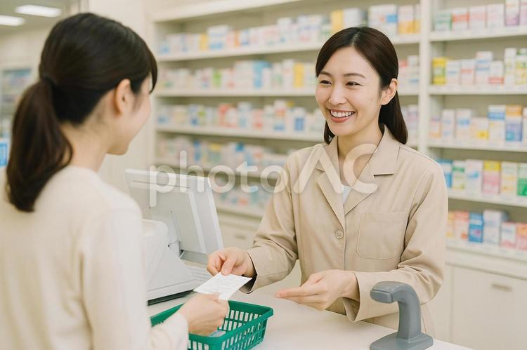薬局で店員からレシートを受け取る女性 レシート,接客,笑顔の写真素材