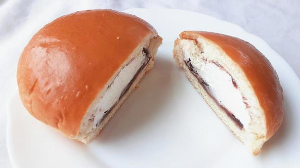 カットされたホイップクリームあんぱん・3 カットされたホイップクリームあんぱん・3 菓子パン,あんぱん,食事の写真素材