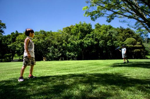 ＜素材＞夏の公園で飛行機を飛ばす兄弟 兄弟,子供,男性の写真素材