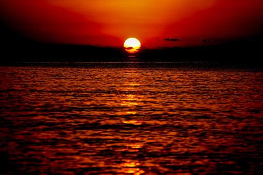 ＜素材＞夕方の海に沈む太陽 海,サンセット,夜明けの写真素材