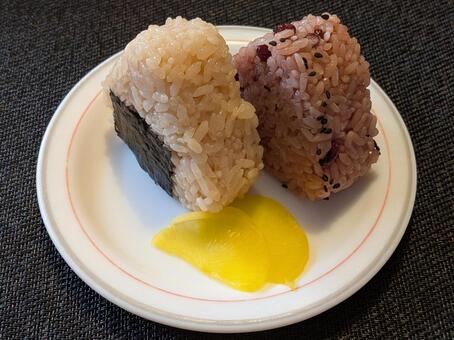 ガラスの丸皿に載った2個のおにぎりと沢庵 おむすび,米食,沢庵漬けの写真素材