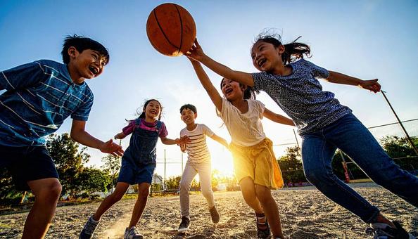 ドッチボールで遊ぶ子供たち ドッチボールで遊ぶ子供たちの写真