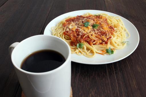 コーヒーとスパゲティの食事 コーヒーとスパゲティの食事 コーヒー,スパゲティ,トマトソースの写真素材