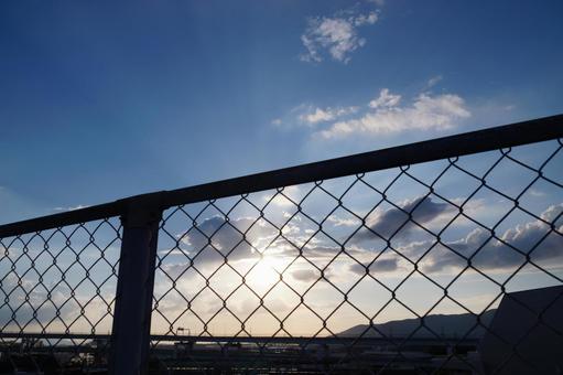 夕方の空 夕方の空 フェンス,網,金網の写真素材