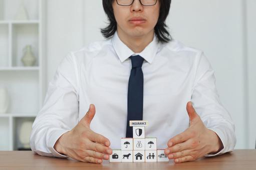 キューブを覆う男性 保険業,事務職,接客業の写真素材