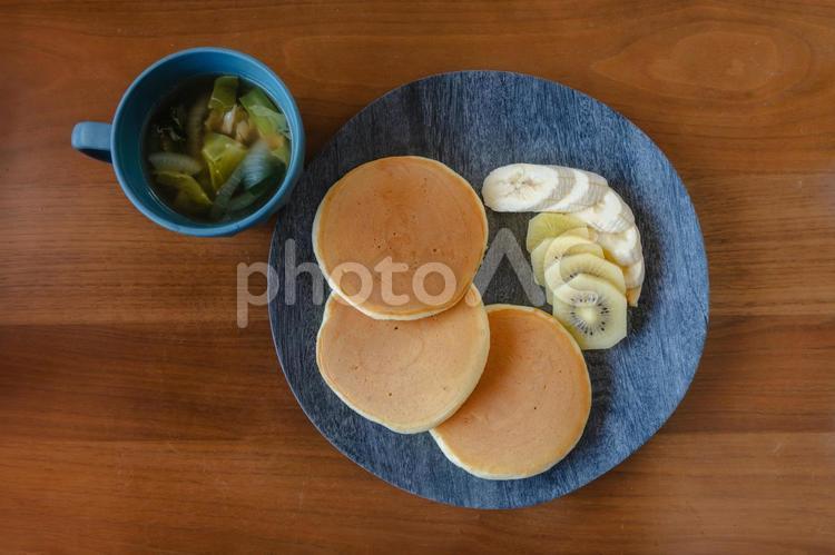 パンケーキと果物の朝食 朝食,パンケーキ,バナナの写真素材