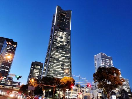 夜の横浜ランドマークタワーと街並み 夜の横浜ランドマークタワーと街並み 夜景,高層ビル,ビルの写真素材