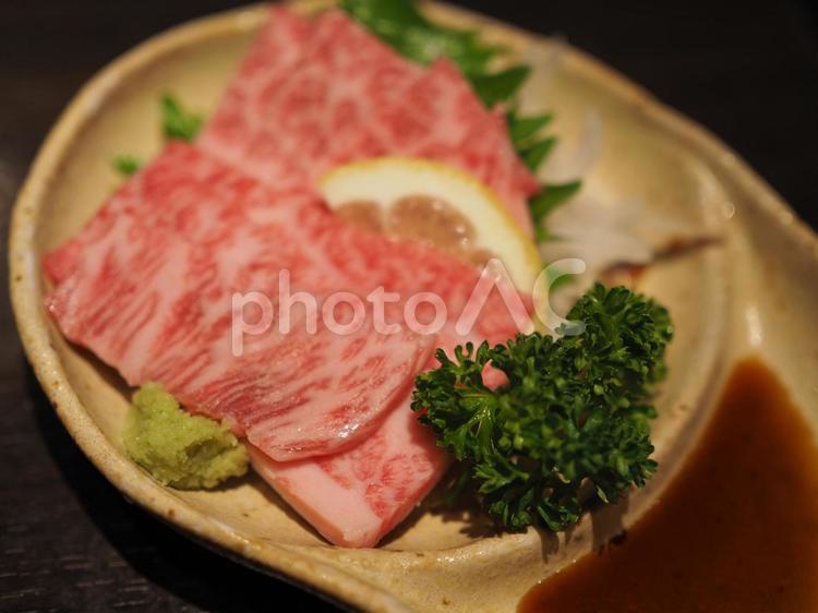 牛刺し 焼き肉,牛刺し,わさびの写真素材