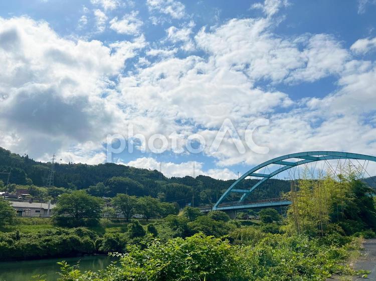 青空　山　田舎　橋　川　写真素材　 空,山,風景の写真素材