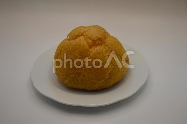 皿に乗ったシュークリーム シュークリーム,クリーム,ひとつの写真素材