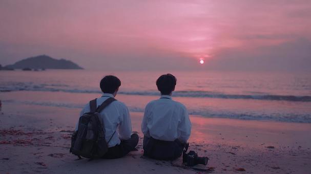 海と空：制服の二人の友情の写真