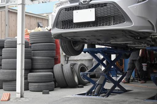 タイヤ交換作業 タイヤ交換作業 車検,点検,自動車の写真素材