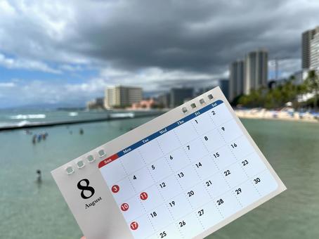 8月のカレンダーを持つ。2025 8月のカレンダーを持つ。2025 8月,カレンダー,卓上カレンダーの写真素材