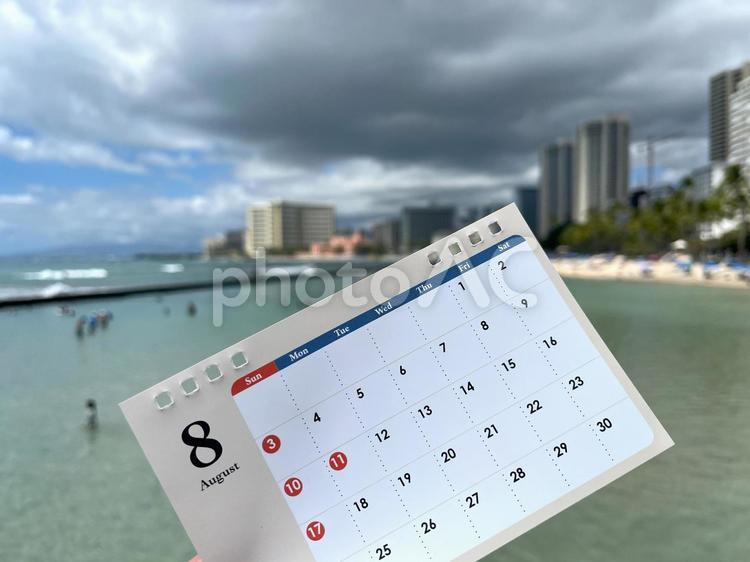 8月のカレンダーを持つ。2025 8月,カレンダー,卓上カレンダーの写真素材