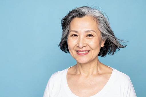 シニア日本人女性の美容ポートレート シニア日本人女性の美容ポートレートの写真