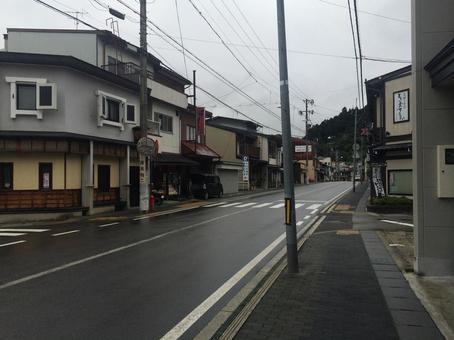 どんよりした雨雲と早朝の八軒町通りと街並 どんよりした雨雲と早朝の八軒町通りと街並 八軒町通り,雨,朝の写真素材