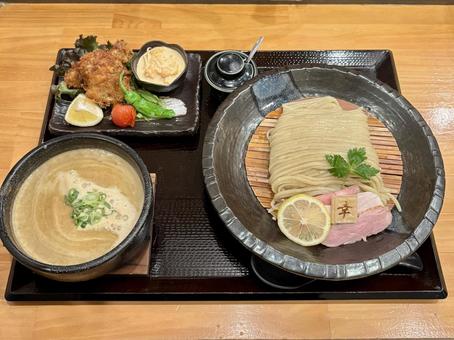 つけ麺と牡蠣フライのセット ラーメン,麺,麺類の写真素材