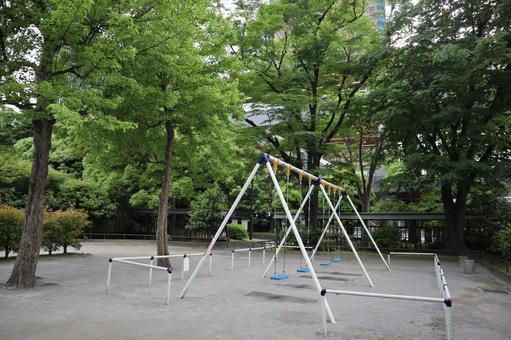 緑の木々とブランコのある都会の街の公園 緑の木々とブランコのある都会の街の公園 緑,木々,ブランコの写真素材